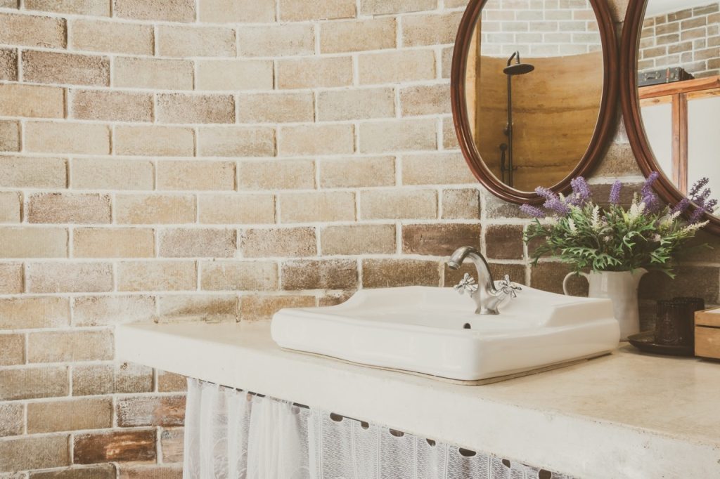 meble belini Styl Farmhouse – Jak Urządzić Wnętrze w Stylu Amerykańskim Wiejskim? 14 Styl farmhouse łazienka