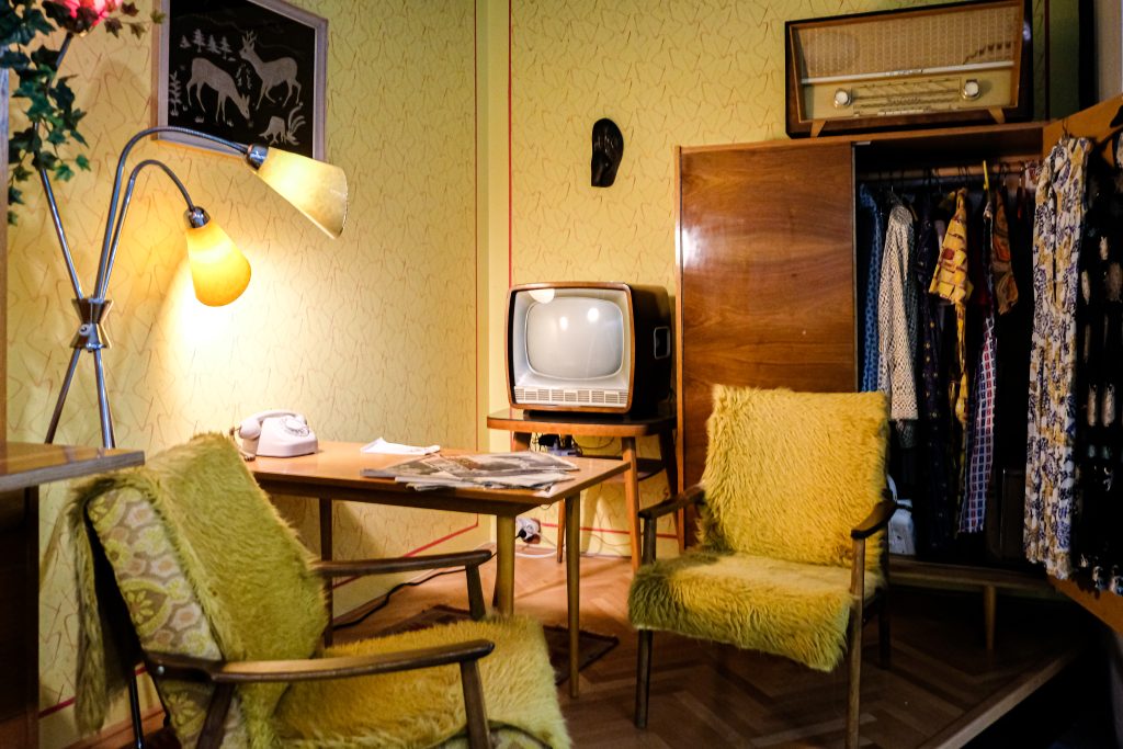 meble belini Styl vintage w mieszkaniu i w domu - aranżacje i inspiracje 12 Polski PRL